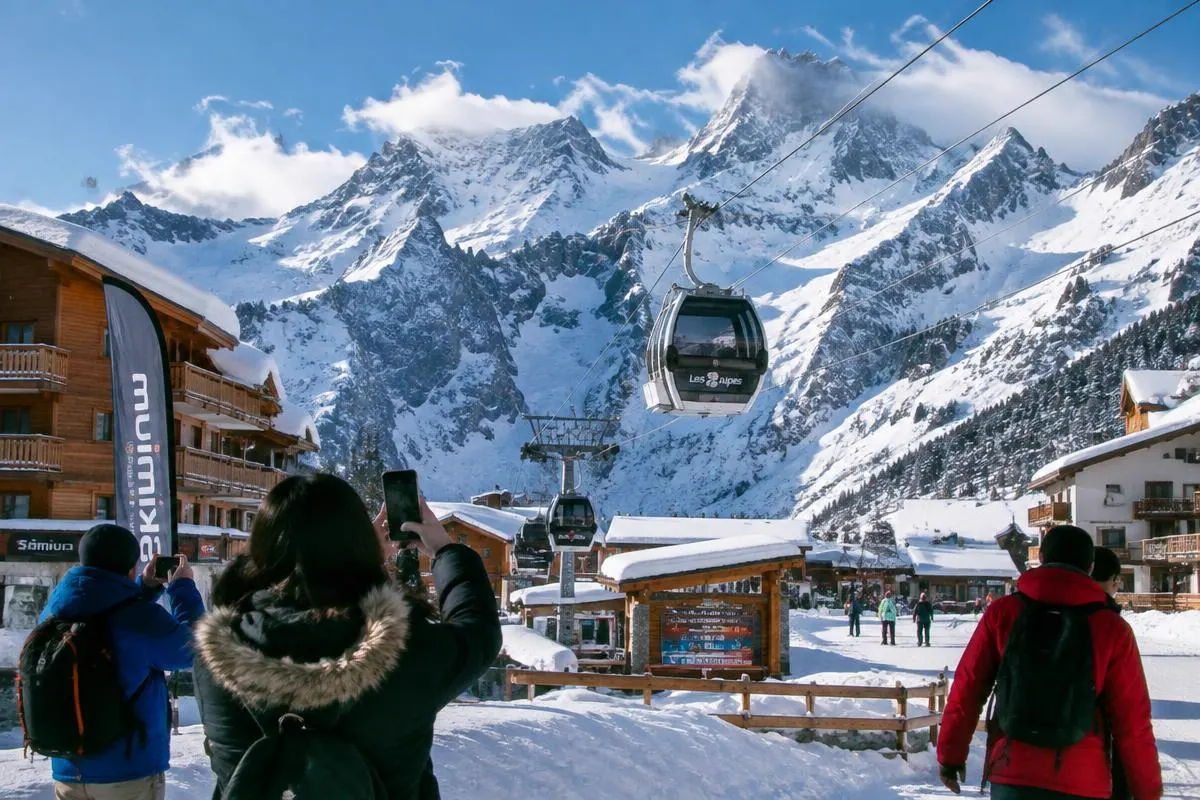 Village de station des Alpes du Sud en hiver, télécabine et sommets enneigés